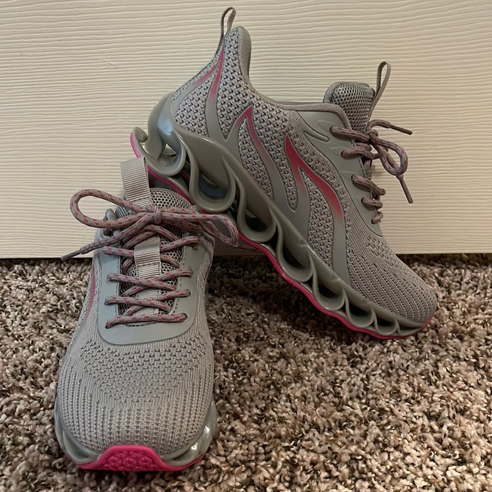 NEW size 5 tennis shoes